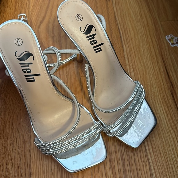 Silver Heels - Picture 3 of 3